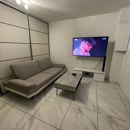 Cosy Balcon Parking Apartment *